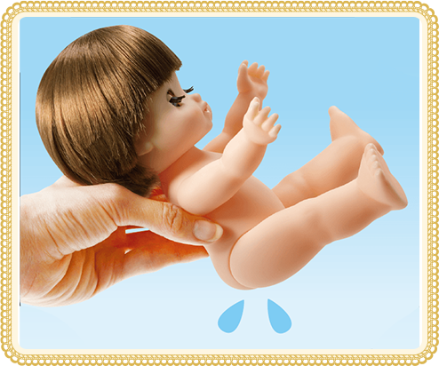 お尻にある穴を下に向け、中の水を出してください。