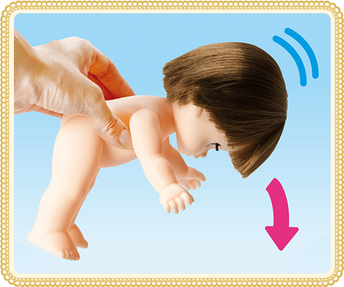 お尻にある穴を下に向け、中の水を出してください。